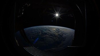 Karena ISS hanya membutuhkan waktu sekitar 90 menit untuk mengorbit Bumi sepenuhnya, para astronot di dalamnya disuguhi matahari terbit dan terbenam setiap 45 menit. Seperti yang dapat Anda bayangkan, ini dapat membuat upaya untuk mendapatkan tidur malam yang layak menjadi cukup sulit, terutama dengan matahari yang sering muncul kembali. Seorang astronot diharapkan untuk tidur antara 6 dan 8 jam, tetapi ketika Anda memiliki 45 menit cahaya diikuti oleh 45 menit kegelapan, ini dengan mudah mengganggu siklus alami siang dan malam astronot! Untuk mencoba dan mengakalinya, ISS menyalakan lampunya ke kecerahan penuh selama sekitar 15-16 jam dan kemudian lampu tersebut diredupkan selama antara 8-9 jam ketika tiba saatnya untuk tidur dan beristirahat.Foto: Boredpanda