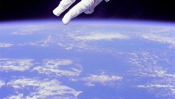 Konsekuensi dari teori relativitas Einstein adalah bahwa astronot di luar angkasa mengalami waktu, dan karenanya menua, sedikit berbeda dari orang-orang di Bumi. Hal ini terjadi karena benda-benda masif seperti planet membelokkan ruang-waktu dengan gravitasinya, menyebabkan waktu berlalu pada kecepatan yang berbeda tergantung pada kedekatan dengan gaya gravitasi tersebut. Bagi mereka yang berada di Stasiun Luar Angkasa Internasional, ini berarti mereka menua sepersekian detik lebih lambat, yang menggambarkan bagaimana waktu tidaklah mutlak. Foto: Boredpanda