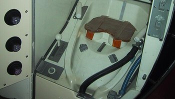 Menggunakan toilet di luar angkasa memerlukan pelatihan khusus karena sistemnya mengandalkan penyedotan vakum, bukan gravitasi. Astronot menggunakan selang dengan corong khusus untuk buang air kecil, dan kipas internal mengarahkan limbah ke dalam wadah. Untuk limbah padat, lubang yang sangat kecil, hanya selebar sekitar empat inci, membutuhkan bidikan yang cermat, sehingga ini merupakan bagian penting dari persiapan astronot. Foto: Boredpanda