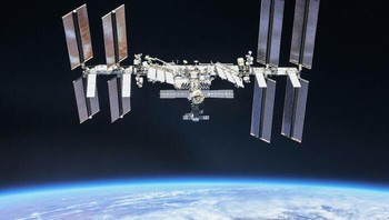 Mewakili kemitraan internasional yang signifikan, Stasiun Luar Angkasa Internasional (ISS) melibatkan badan antariksa dari Amerika Serikat (NASA), Rusia (Roscosmos), Eropa (ESA), Jepang (JAXA), dan Kanada (CSA). Laboratorium yang mengorbit ini memungkinkan para astronot dari berbagai negara untuk melakukan berbagai eksperimen ilmiah di bidang-bidang seperti biologi dan fisika. ISS merupakan simbol kerja sama yang damai dan kemajuan ilmiah bersama dalam eksplorasi luar angkasa. Foto: Boredpanda