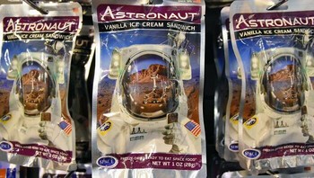Makanan untuk astronot di luar angkasa mencakup banyak pilihan seperti buah-buahan, daging, dan makanan penutup, yang sering kali dikeringkan dan disegel dalam kantong khusus. Persiapan ini memastikan makanan bergizi dan mudah dimakan tanpa gravitasi, dan astronot tinggal menambahkan air sebelum makan. Kemasan juga sangat penting untuk mencegah serpihan kecil atau cairan melayang dan menyebabkan masalah di pesawat ruang angkasa. Foto: Boredpanda