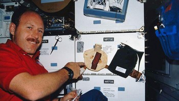 Karena astronot mungkin menghadapi pendaratan yang tidak sesuai jalur di medan yang menantang setelah kembali dari luar angkasa, atau mengalami kegagalan peralatan di orbit, pelatihan bertahan hidup di alam liar yang ekstensif menjadi standar. Badan antariksa di seluruh dunia memastikan kru mereka siap dengan melakukan pelatihan ini di lingkungan yang beragam, mulai dari gurun dan hutan hingga hutan yang dingin, terkadang dengan bimbingan dari pakar bertahan hidup militer. Program ini melibatkan latihan keterampilan penting seperti pertolongan pertama, menggunakan perlengkapan darurat, dan menanggapi keadaan darurat yang disimulasikan, memastikan astronot siap menghadapi berbagai situasi berbahaya. Foto: Boredpanda