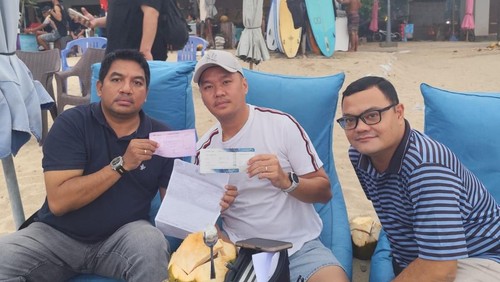 Febrico (tengah), wisdom yang kehilangan duit sekitar Rp 10 juta di pesawat saat hendak berlibur di Bali. (Dok. kuasa hukum Febrico)