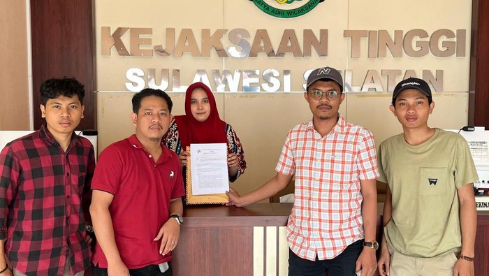 Forum Komunikasi Aktivisi Anti Korupsi (Faksi) saat melaporkan dugaan korupsi anggaran perjalanan dinas di PDAM Makassar. Dokumen Istimewa
