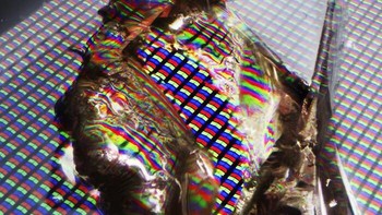 Retakan pada Layar Ponsel Pintar di Bawah Mikroskop Foto: Boredpanda