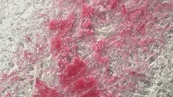 Krayon Merah di Atas Kertas di Bawah Mikroskop 400x Foto: Boredpanda