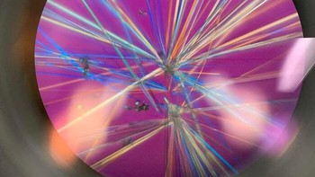 Kristal Kafein di Bawah Cahaya Terpolarisasi pada 200x Foto: Boredpanda