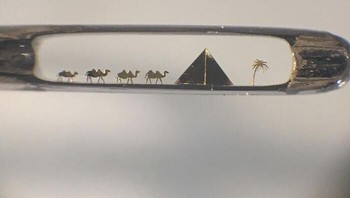 Seni Mikro Karya Mykola Syadristy - Kereta Unta di Lubang Jarum Foto: Boredpanda