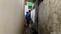 Karena sempit, gang ini tidak dapat dilintasi dua orang sekaligus.