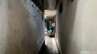 Warga biasa kumpul di rumah warga yang memiliki halaman cukup luas.