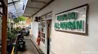 Penampakan salah satu masjid yang ada di gang sempit ini.
