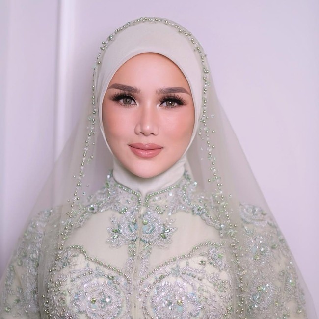 6 Gaya Hijab & Makeup Mulan Jameela di Akad Nikah Al Ghazali yang Curi Atensi