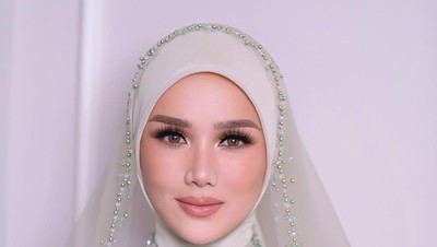 6 Gaya Hijab & Makeup Mulan Jameela di Akad Nikah Al Ghazali yang Curi Atensi