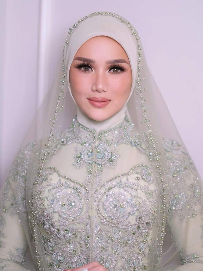6 Gaya Hijab & Makeup Mulan Jameela di Akad Nikah Al Ghazali yang Curi Atensi