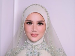 6 Gaya Hijab & Makeup Mulan Jameela di Akad Nikah Al Ghazali yang Curi Atensi