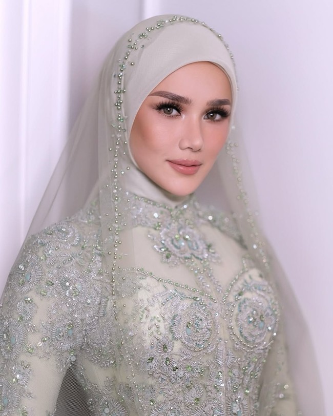 Al Ghazali dan Alyssa Daguise menggelar akad nikah pada 16 Juni 2025 di The St. Regis Jakarta, dengan maskawin logam mulia seberat 16,6 gram dan uang sebesar 2025 Euro. Kehadiran Mulan Jameela sabagai ibu sambung jadi sorotan publik di media sosial. Foto: Dok. Instagram @mulanjameela1 & @rezaazrumakeup.