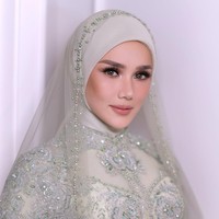 Al Ghazali dan Alyssa Daguise menggelar akad nikah pada 16 Juni 2025 di The St. Regis Jakarta, dengan maskawin logam mulia seberat 16,6 gram dan uang sebesar 2025 Euro. Kehadiran Mulan Jameela sabagai ibu sambung jadi sorotan publik di media sosial. Foto: Dok. Instagram @mulanjameela1 & @rezaazrumakeup.
