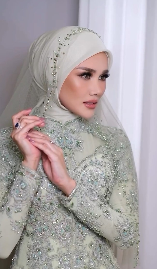 Mulan Jameela tampil manglingi dengan riasan soft glam di pernikahan Al Ghazali dan Alyssa Daguise.  Foto: Dok. Instagram @mulanjameela1 & @rezaazrumakeup.