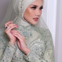 Mulan Jameela tampil manglingi dengan riasan soft glam di pernikahan Al Ghazali dan Alyssa Daguise.  Foto: Dok. Instagram @mulanjameela1 & @rezaazrumakeup.