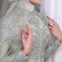 Tampil dalam balutan hijab dan kebaya berpayet, gayanya glamor tapi tidak berlebihan. Gaya hijab Mulan tegak sempurna dibentuk ikat rapi ke belakang. Foto: Dok. Instagram @mulanjameela1 & @rezaazrumakeup.