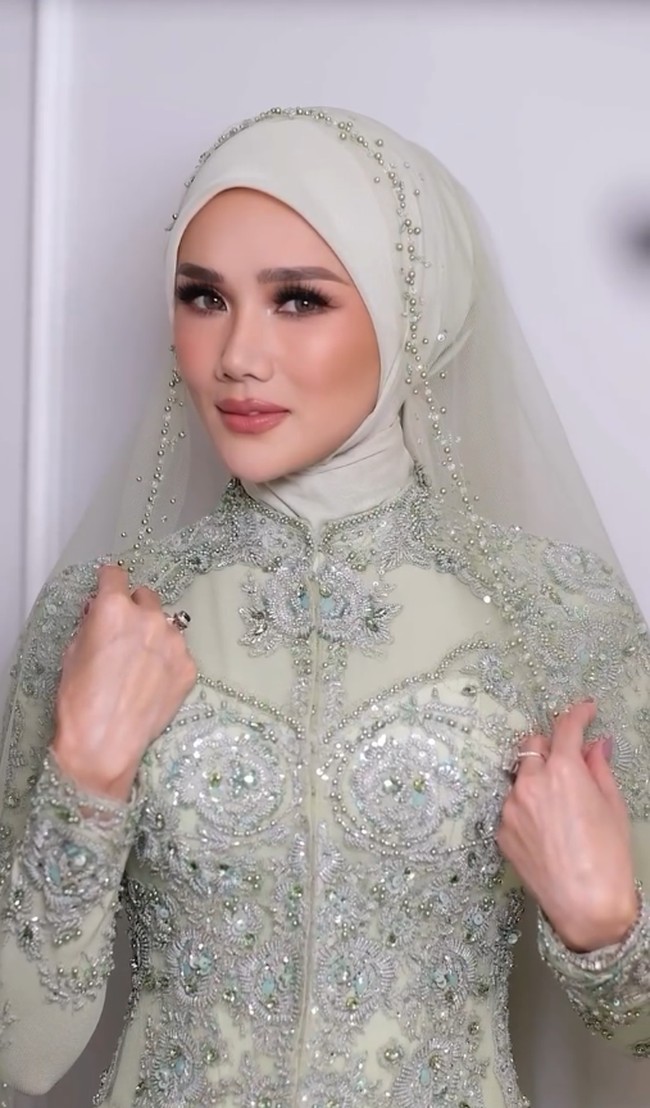 Untuk pipi dan bibir, istri musisi Ahmad Dhani ini memilih warna-warna nude peach yang hangat dan selaras dengan keseluruhan look. Blush on bernuansa coral soft dioleskan tipis di puncak pipi, memberi efek segar. Bibir dipulas tampak penuh dengan lipstik nude-pink. Foto: Dok. Instagram @mulanjameela1 & @rezaazrumakeup.