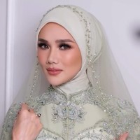 Untuk pipi dan bibir, istri musisi Ahmad Dhani ini memilih warna-warna nude peach yang hangat dan selaras dengan keseluruhan look. Blush on bernuansa coral soft dioleskan tipis di puncak pipi, memberi efek segar. Bibir dipulas tampak penuh dengan lipstik nude-pink. Foto: Dok. Instagram @mulanjameela1 & @rezaazrumakeup.