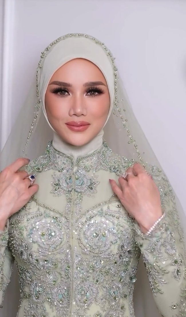 Riasan mata menjadi fokus utama dengan bulu mata tebal dramatis dari Artisan Pro, dipadukan pulasan eyeshadow shimmer dan eyeliner tajam. Alis Mulan dibuat lebih bold yang menegaskan fitur wajahnya. Foto: Dok. Instagram @mulanjameela1 & @rezaazrumakeup.