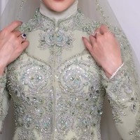 Riasan mata menjadi fokus utama dengan bulu mata tebal dramatis dari Artisan Pro, dipadukan pulasan eyeshadow shimmer dan eyeliner tajam. Alis Mulan dibuat lebih bold yang menegaskan fitur wajahnya. Foto: Dok. Instagram @mulanjameela1 & @rezaazrumakeup.