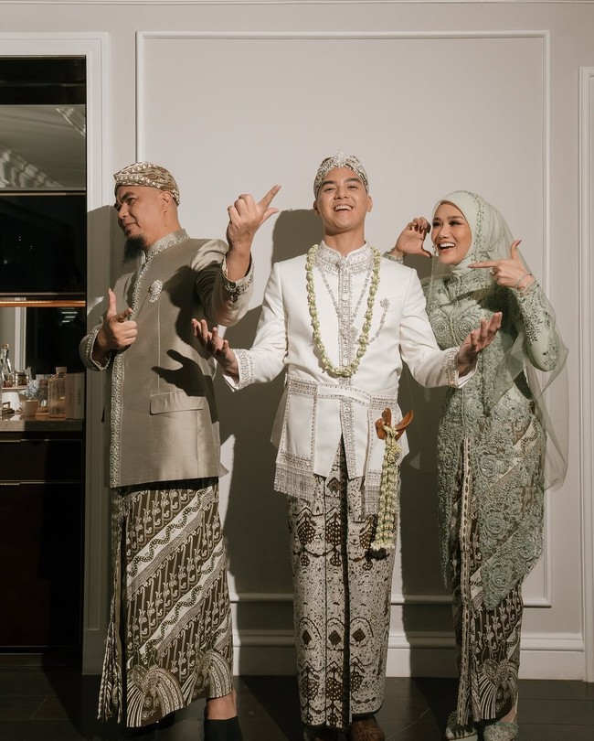 Al Ghazali membagikan momen sebelum akad nikah bersama dengan Ahmad Dhani dan Mulan Jameela. Ahmad Dhani dan Mulan Jameela mengenakan busana dari Fadlan Indonesia. Foto: Dok. Instagram @alghazali7.