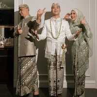 Al Ghazali membagikan momen sebelum akad nikah bersama dengan Ahmad Dhani dan Mulan Jameela. Ahmad Dhani dan Mulan Jameela mengenakan busana dari Fadlan Indonesia. Foto: Dok. Instagram @alghazali7.