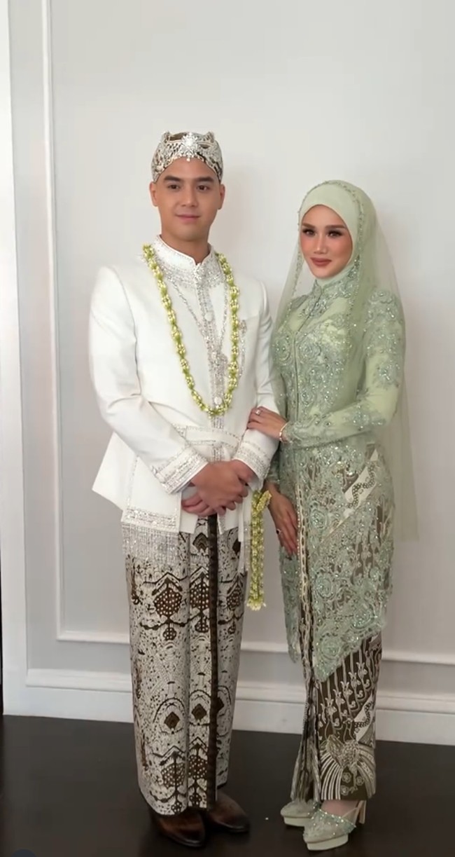 Foto Mulan Jameela menggandeng tangan Al Ghazali sebelum akad nikah berlangsung ini ramai dibanjiri komentar netizen. Adem begini fotonya.. please netizen jangan jadi kompor yah.. mereka sudah bahagia di porsinya masing-masing 😍, ujar akun @aina41032. Mbak mulan kayaknya abis oplas ya? Kayak ada yg beda, ujar akun @ah.an2734. Mulan gaya lo sok asik, timpal @abimanajul. Foto: Dok. Instagram @alghazali7.