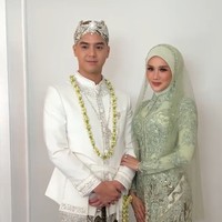 Foto Mulan Jameela menggandeng tangan Al Ghazali sebelum akad nikah berlangsung ini ramai dibanjiri komentar netizen. Adem begini fotonya.. please netizen jangan jadi kompor yah.. mereka sudah bahagia di porsinya masing-masing 😍, ujar akun @aina41032. Mbak mulan kayaknya abis oplas ya? Kayak ada yg beda, ujar akun @ah.an2734. Mulan gaya lo sok asik, timpal @abimanajul. Foto: Dok. Instagram @alghazali7.