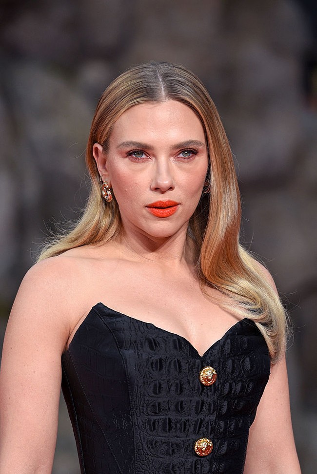 Potongan sweetheart neckline yang mempertegas siluet bagian torso aktris 40 tahun itu. Deretan kancing emas khas Balmain berderet dari dada hingga kaki, menciptakan sentuhan militeristik yang kuat tapi tetap feminin. (Foto: Tristar Media/WireImage)