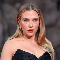 Potongan sweetheart neckline yang mempertegas siluet bagian torso aktris 40 tahun itu. Deretan kancing emas khas Balmain berderet dari dada hingga kaki, menciptakan sentuhan militeristik yang kuat tapi tetap feminin. (Foto: Tristar Media/WireImage)