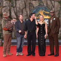 Berpose bersama rekan mainnya Jonathan Bailey dan Mahershala Ali, serta sutradara Gareth Edwards, Scarlett Johansson sekali lagi membuktikan dirinya sebagai ikon mode yang tak takut bereksperimen, bahkan dengan inspirasi dari era prasejarah. (Foto: Gerald Matzka/Getty Images)