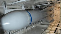 Bom ini dirancang sejak awal 2000-an, dipesan 20 unit oleh Boeing pada 2009, dan disebut lebih kuat dari MOAB yang digunakan di Afghanistan pada 2017. (AFP)