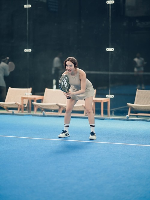 Gisel serius main padel.