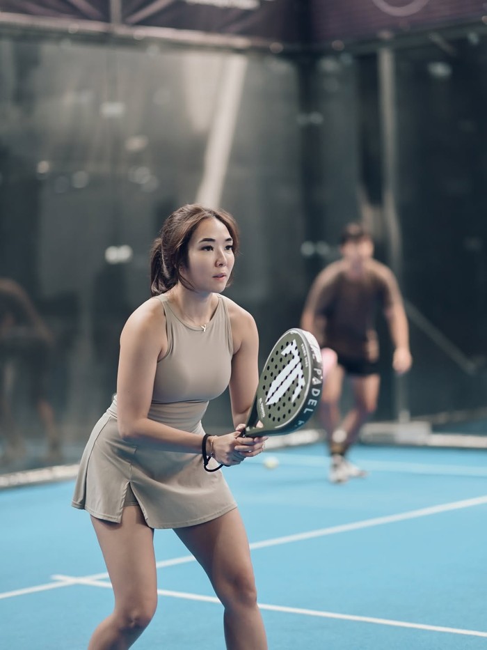 Gisel serius main padel.