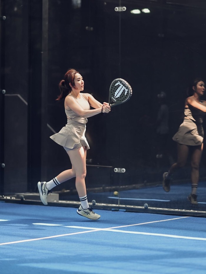 Gisel serius main padel.