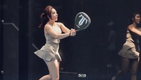 Sudah nyemplung, Gisel sampai serius soal padel. Ia belajar soal aturan olahraga itu, macam-macam raket, sampai teknik memukul. (Foto: Instagram Gisel/nicphotograph)