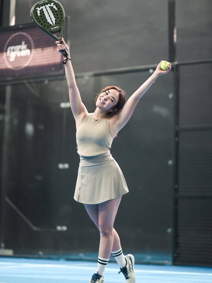 Gisel serius main padel.