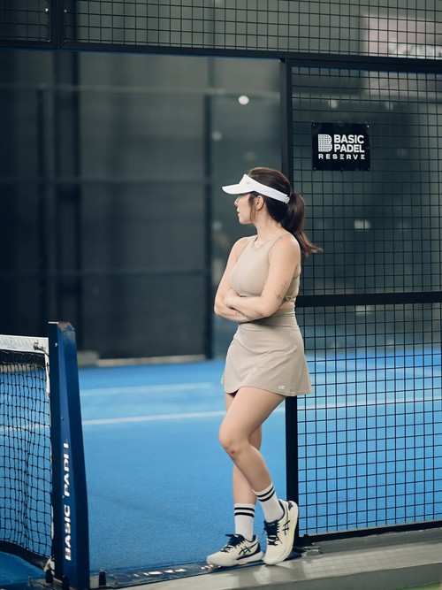 Gisel serius main padel.