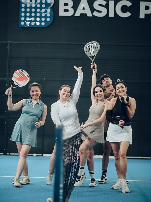 Gisel serius main padel.