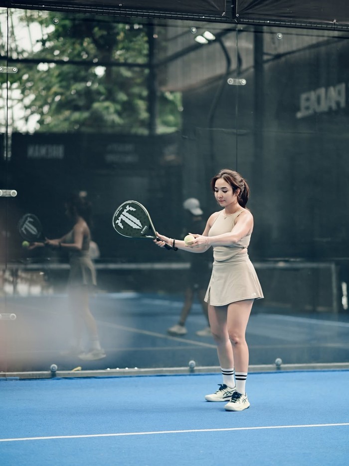Gisel serius main padel.