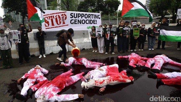 Greenpeace Gelar Aksi Teatrikal Damai untuk Gaza di Kedubes AS