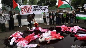 Greenpeace Gelar Aksi Teatrikal Damai untuk Gaza di Kedubes AS