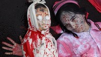 Aksi teatrikal menampilkan simbolisasi korban sipil, mengecam kekerasan terhadap warga Palestina di tengah konflik berkepanjangan di Gaza.