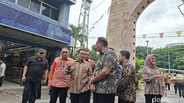 Gubernur Jakarta Pramono Anung meninjau Pasar Baru Jakpus