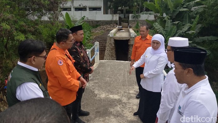 Gubernur Jatim Khofifah Indar Parawansa saat mengunjungi jembatan ambruk di Probolinggo.