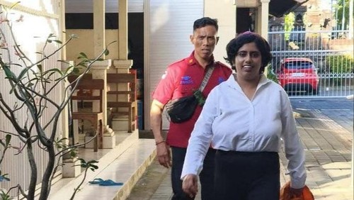 Guru asal Kuala Lumpur, Malaysia, Evelyn Sidhu, seusai persidangan di PN Denpasar, Kamis (19/6/2025). (Ahmad Firizqi Irwan/detikBali)
